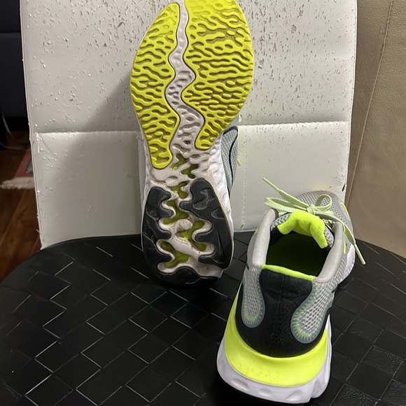 Nike size 10, grey colour with a touch of lemon green and black - Picture 2 of 7